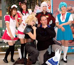 Les cosplayers accueillent les visiteurs au Japon